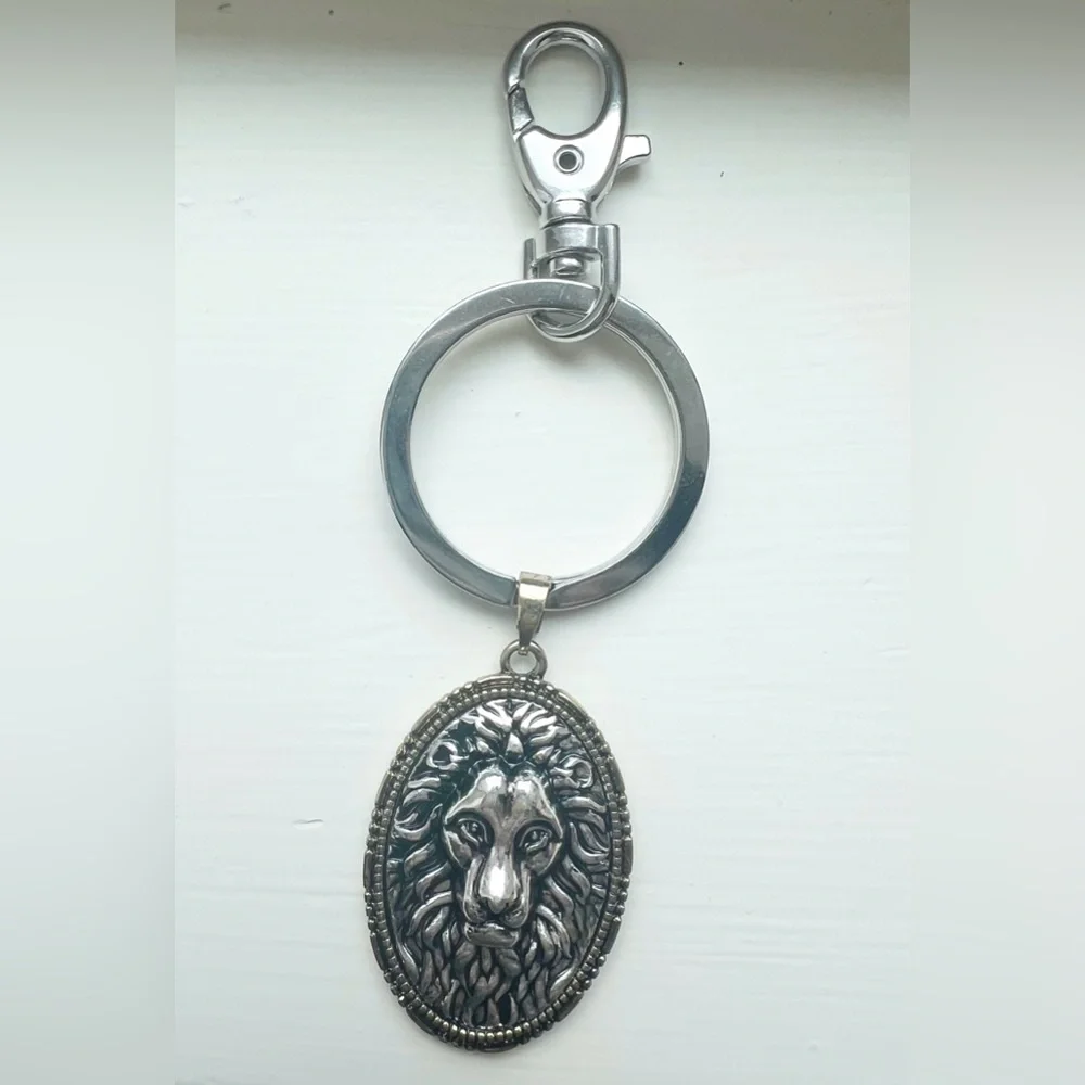 Lion Head Keychain - Silvertone - New!